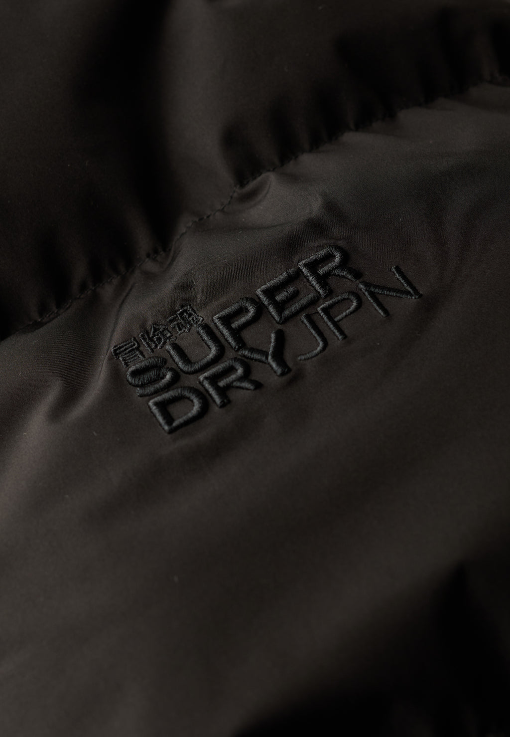 معطف رياضي منفوخ بغطاء للرأس