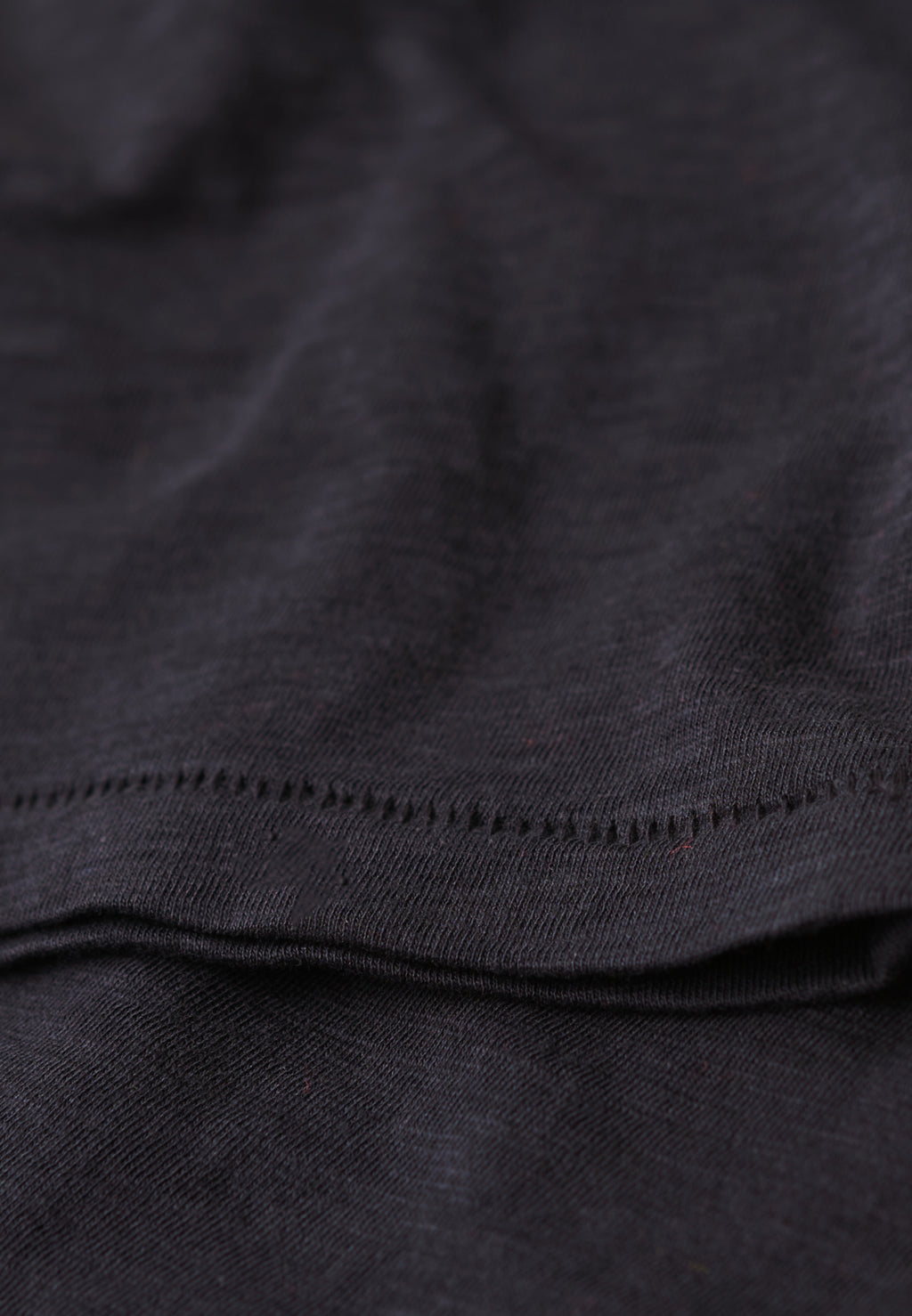 تيشيرت مطرز بياقة على شكل حرف V