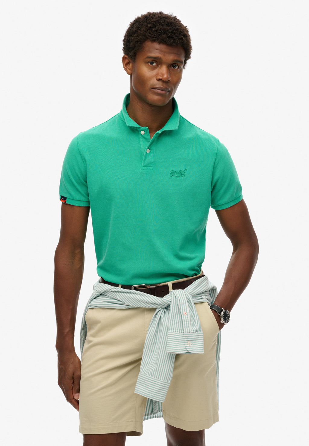 قميص بولو عتيق ممزق