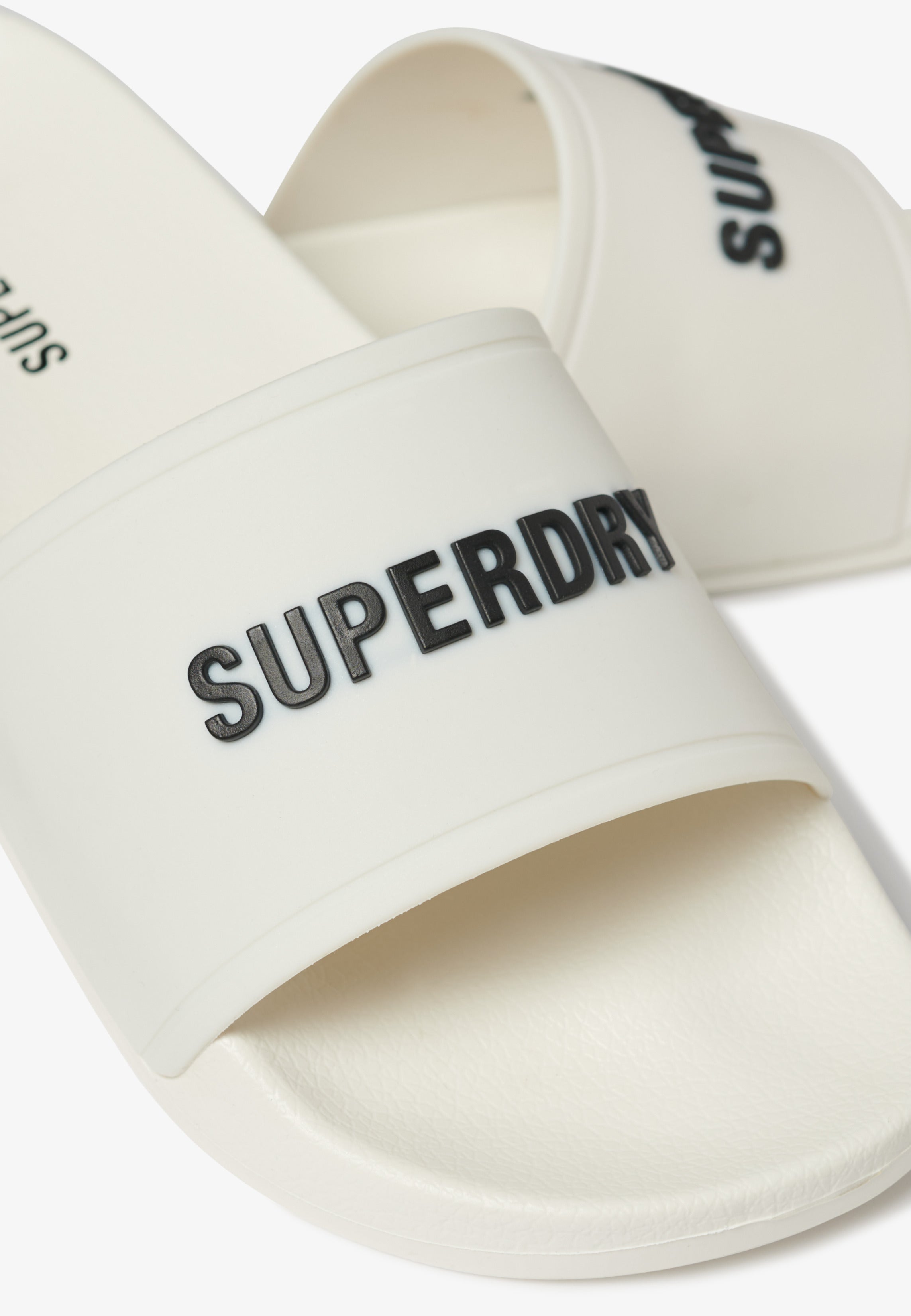 شباشب حمام السباحة بشعار العلامة التجارية