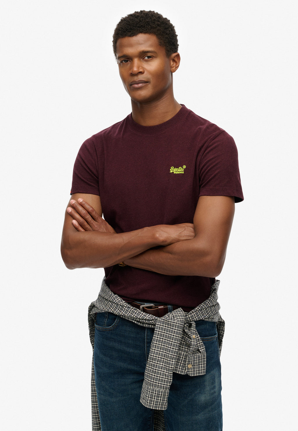 تيشيرت بشعار أساسي