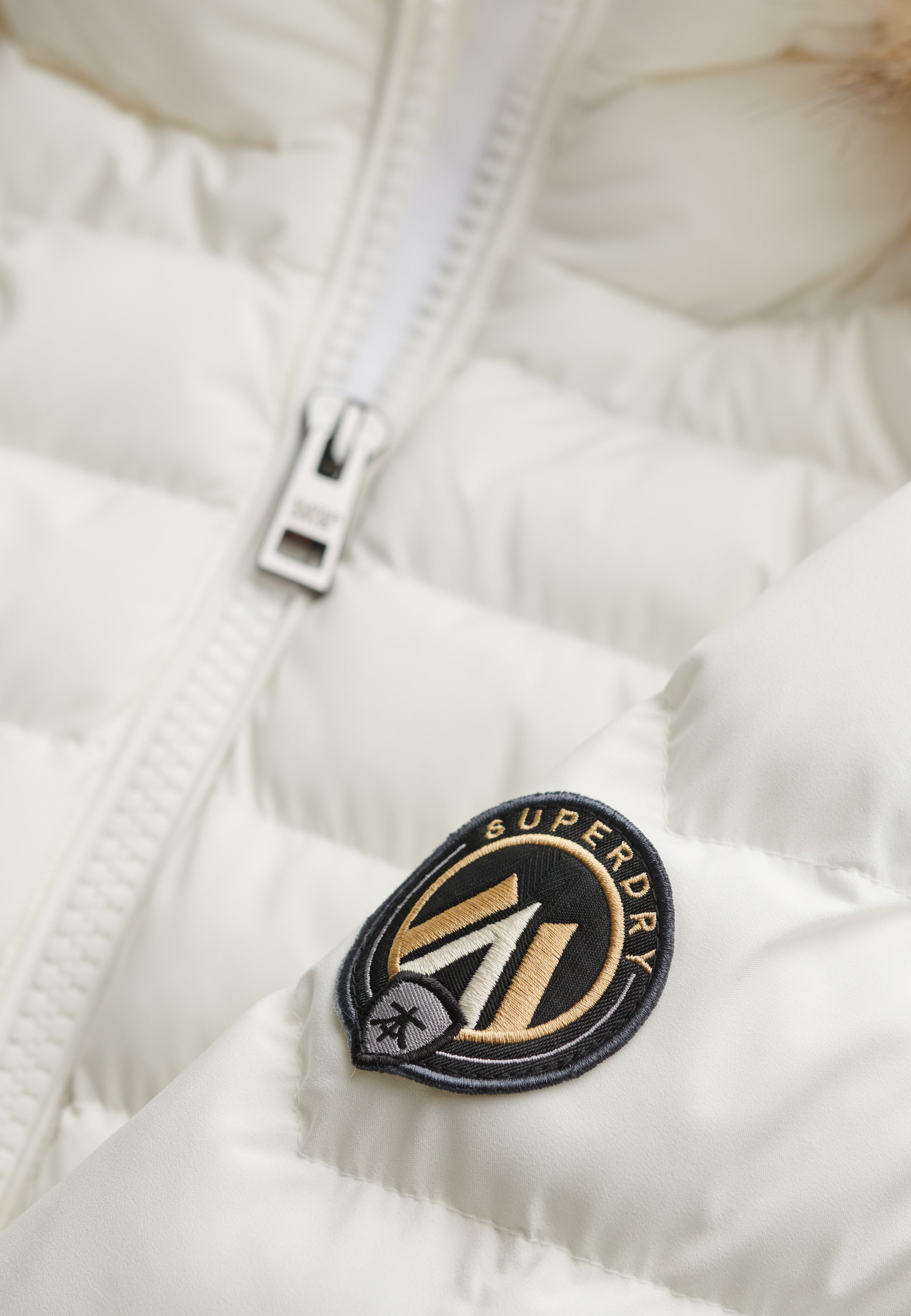 جاكيت فوجي مبطن بغطاء رأس من الفرو الصناعي