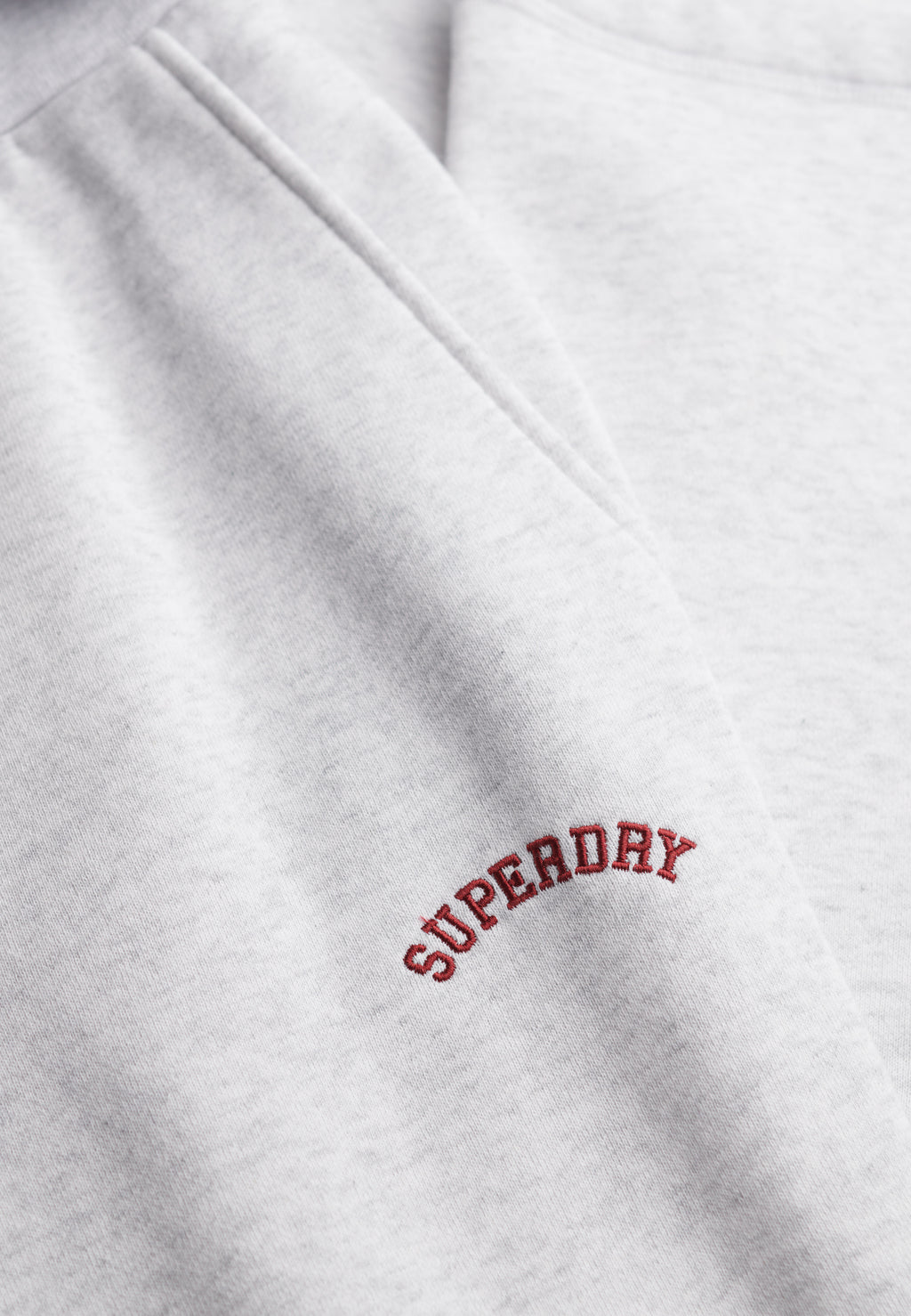 بنطال رياضي رياضي بقصة واسعة وخصر منخفض مزين بشعار أساسيات الرياضة