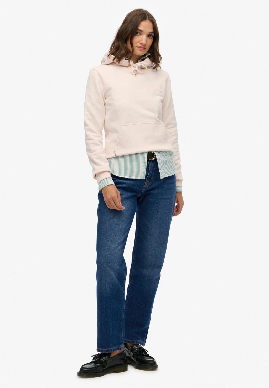 هودي مطرز بشعار أساسي