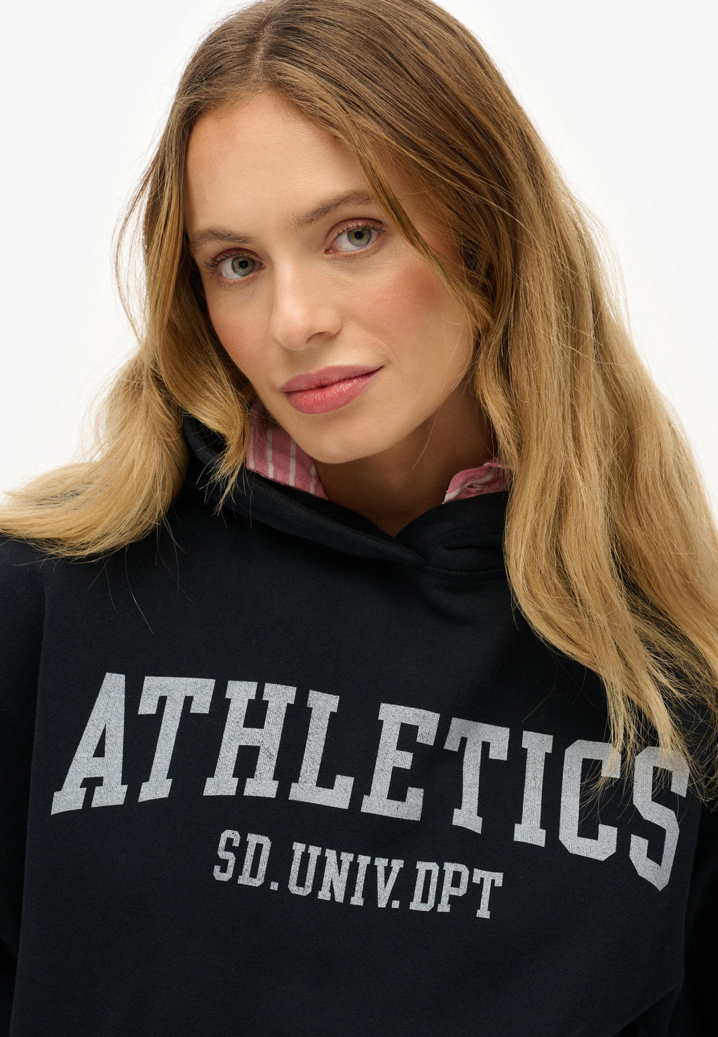 هودي رياضي مريح من أساسيات الرياضة