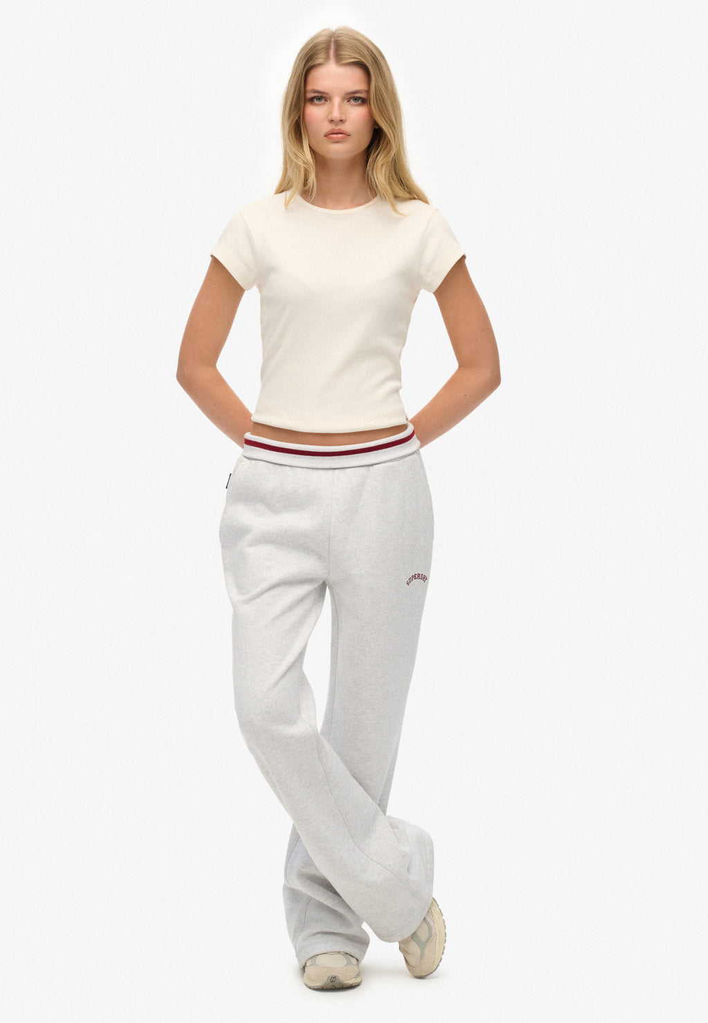 بنطال رياضي رياضي بقصة واسعة وخصر منخفض مزين بشعار أساسيات الرياضة