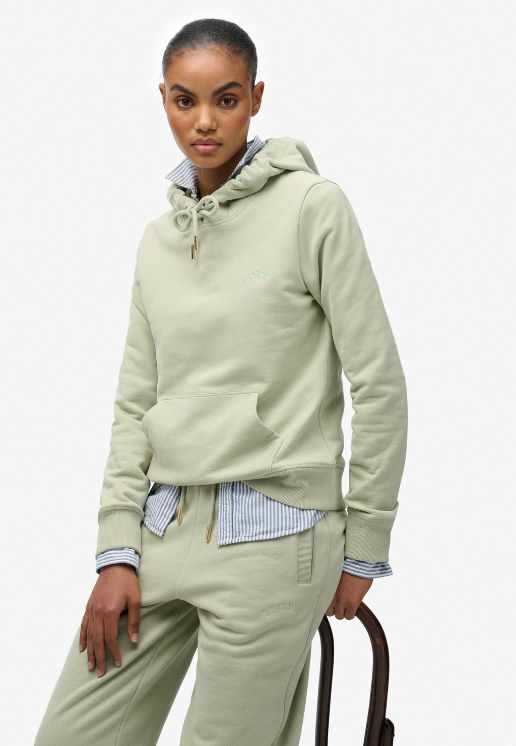 هودي مطرز بشعار أساسي